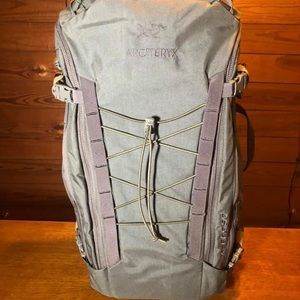 Arc’teryx LEAF Khard 30 in wolf gray